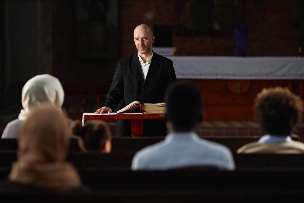 preacher-reading-prayer-for-people-in-church-N8YJMKH.jpg